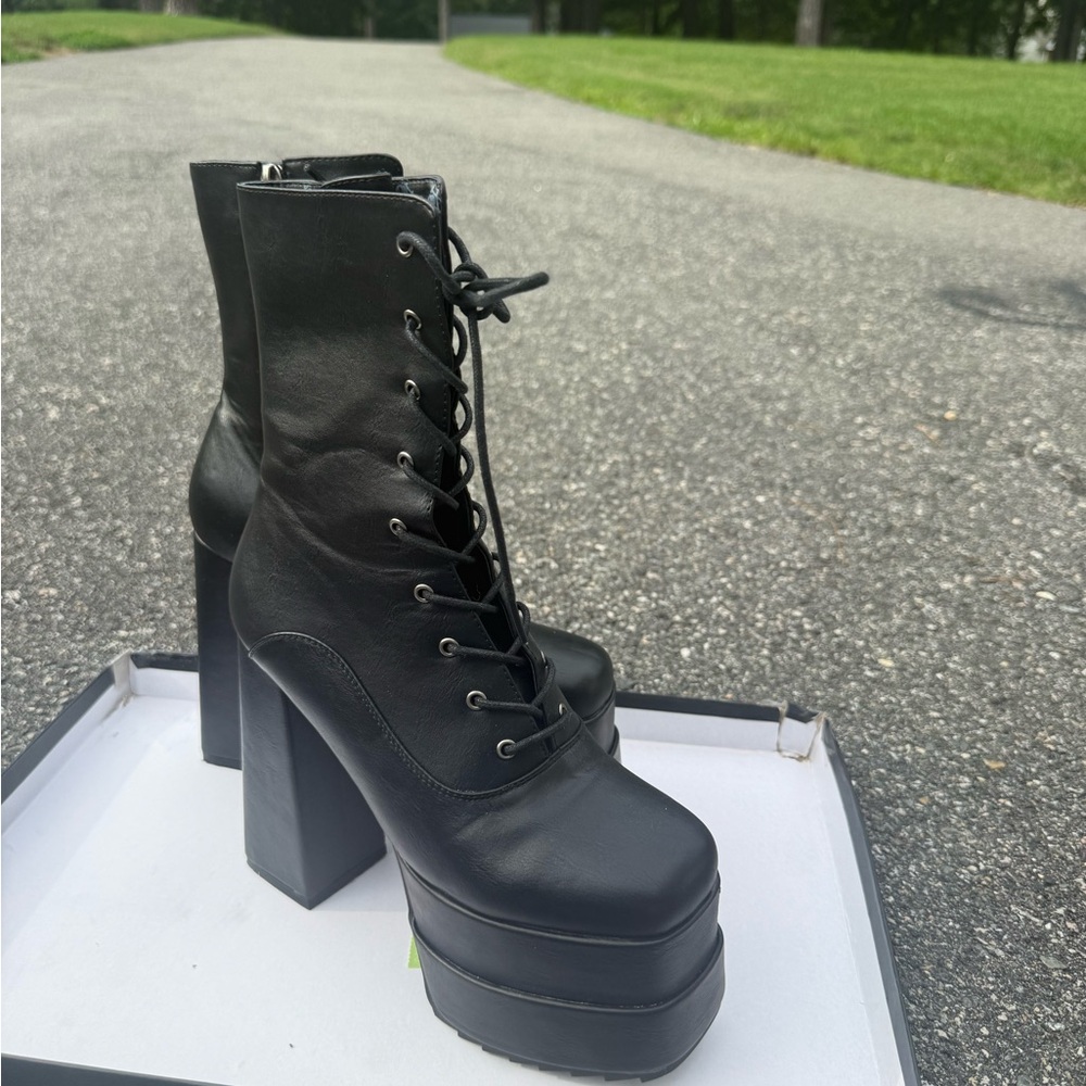 Elegant Black Heeled Boots